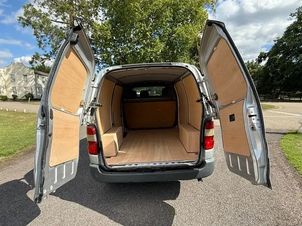Usado Toyota HiAce 88 HP (64 kW) 2005 Prateado Van