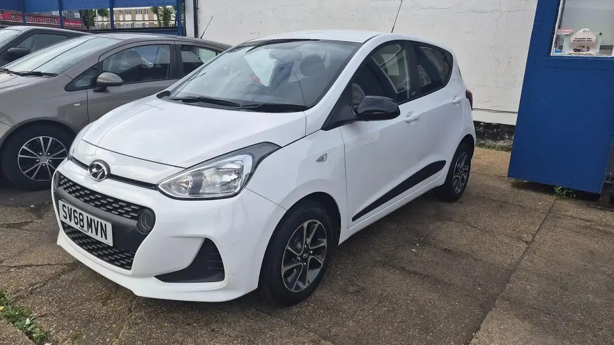 Used Hyundai i10 GO! 67 HP (49 kW) 2018 White Hatchback