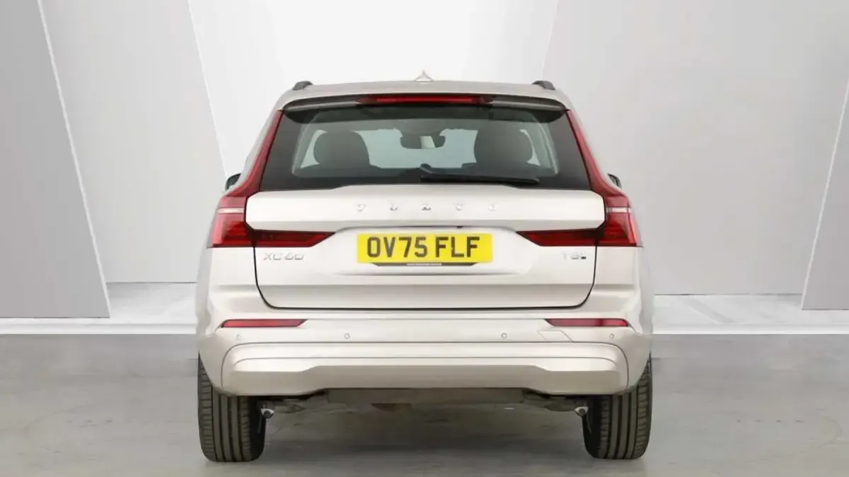 Used Volvo XC60 Core 345 HP (253 kW) 2025 Gold SUV
