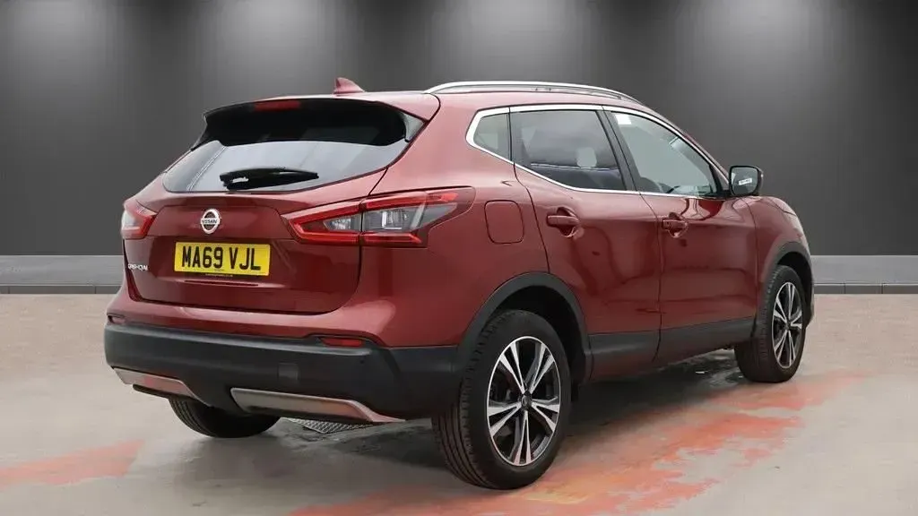 Used Nissan Qashqai N-Connecta 140 HP (102 kW) 2019 Red SUV