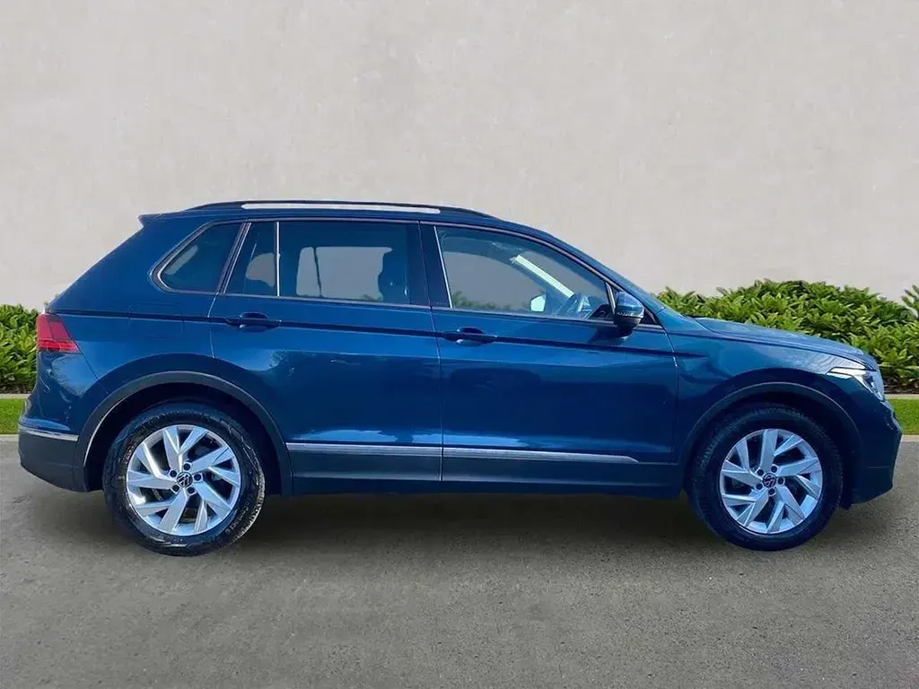 Begagnad VW Tiguan Life 150 HK (110 kW) 2021 Blå SUV