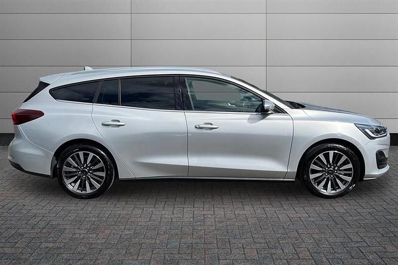 Usado Ford Focus Titanium X 125 CV (91 kW) 2023 Plateado Familiar