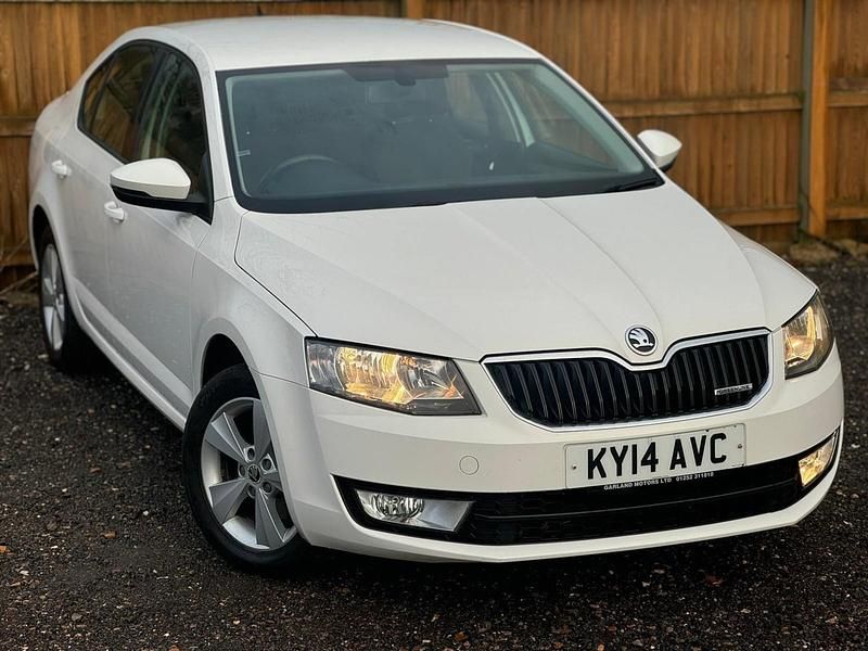 White Used 2014 Skoda Octavia GreenLine Hatchback | £5,899 (Fair price) - Image 1/4