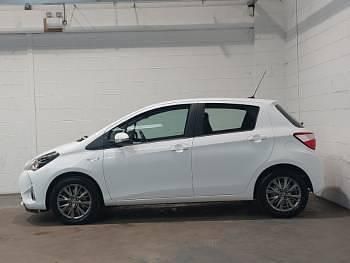 Used Toyota Yaris Hybrid 100 HP (73 kW) 2020 White Hatchback