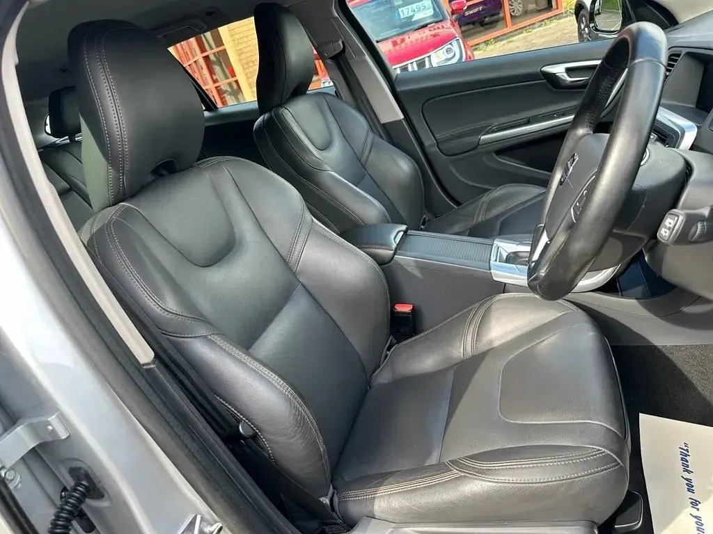 Used Volvo V60 CC SE 190 HP (139 kW) 2017 Silver Estate