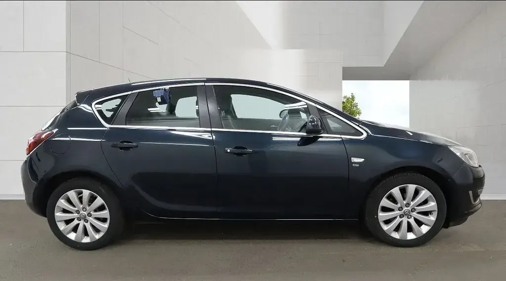 Used Vauxhall Astra Elite 115 HP (84 kW) 2015 Green Hatchback