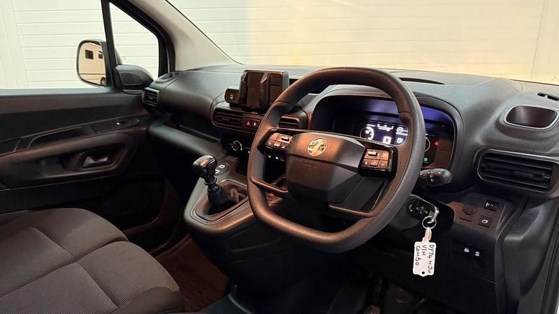 Second-hand Vauxhall Combo S 101 CP (74 kW) 2024 Alb Monovolum