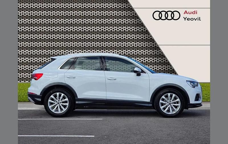 Używany Audi Q3 Sport 150 KM (110 kW) 2024 Biały SUV