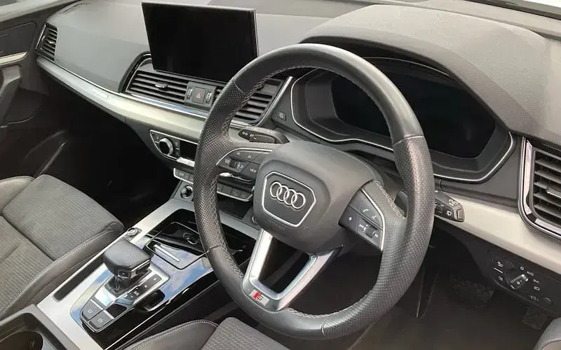 Used Audi Q5 Advanced 299 HP (219 kW) 2022 White SUV