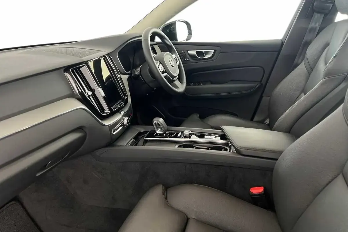 Used Volvo XC60 Plus 250 HP (183 kW) 2025 Black SUV
