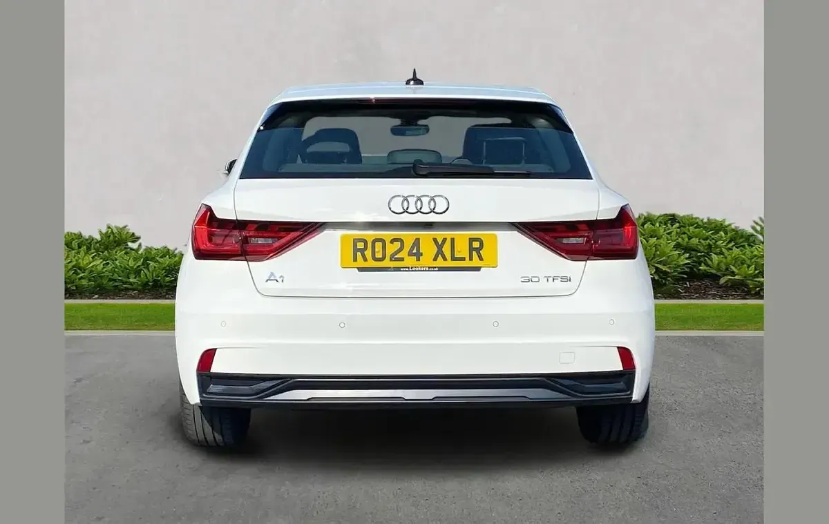 Używany Audi A1 Sport 110 KM (80 kW) 2024 Biały SUV