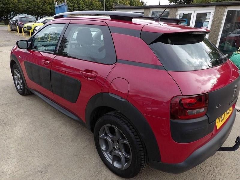 Used Citroën C4 Cactus Feel 100 HP (73 kW) 2017 Red Hatchback