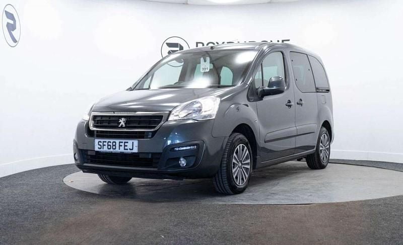 Used Peugeot TePee Active 100 HP (73 kW) 2018 Grey MPV