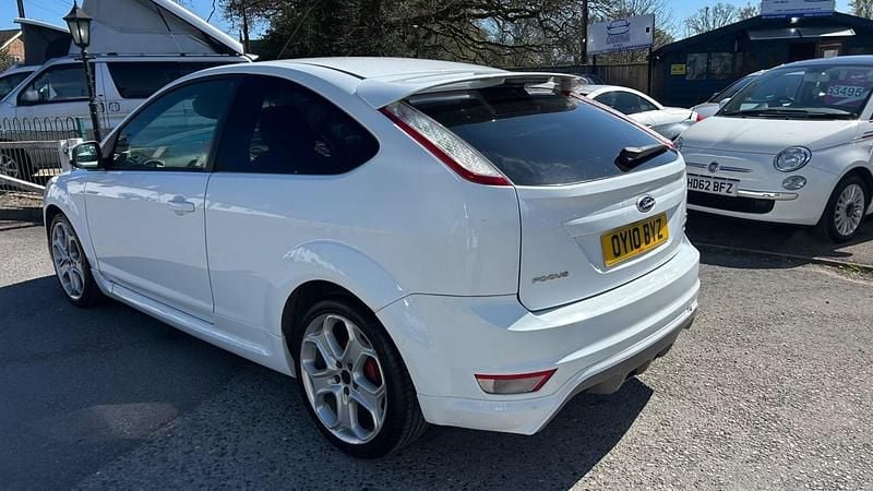 Used Ford Focus Zetec 123 HP (90 kW) 2010 White Hatchback