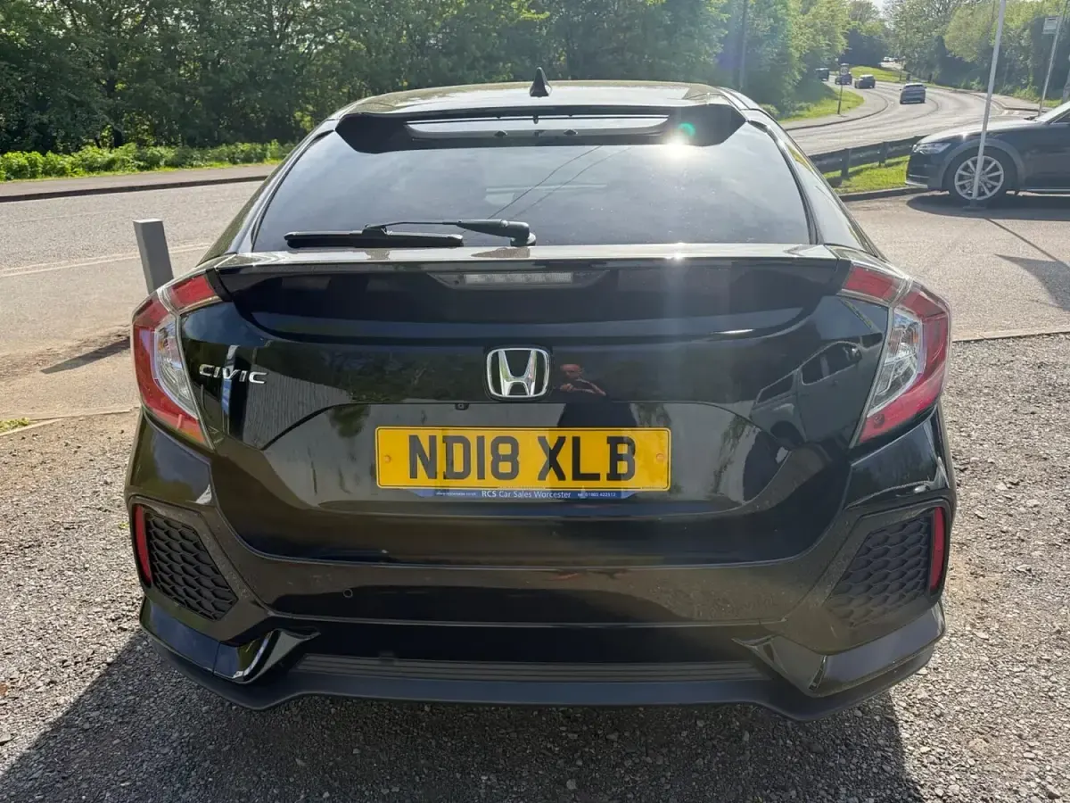Käytetty Honda Civic SR 126 HP (92 kW) 2018 Musta Viistoperä