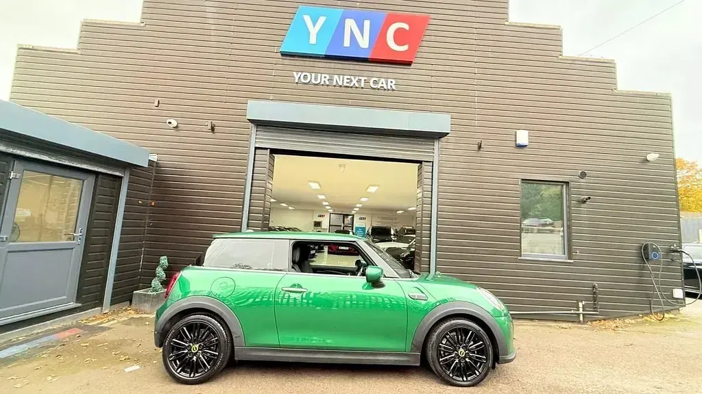 Usado Mini Cooper SE Hatch 135 kW (184 CV) 2021 Verde Utilitario