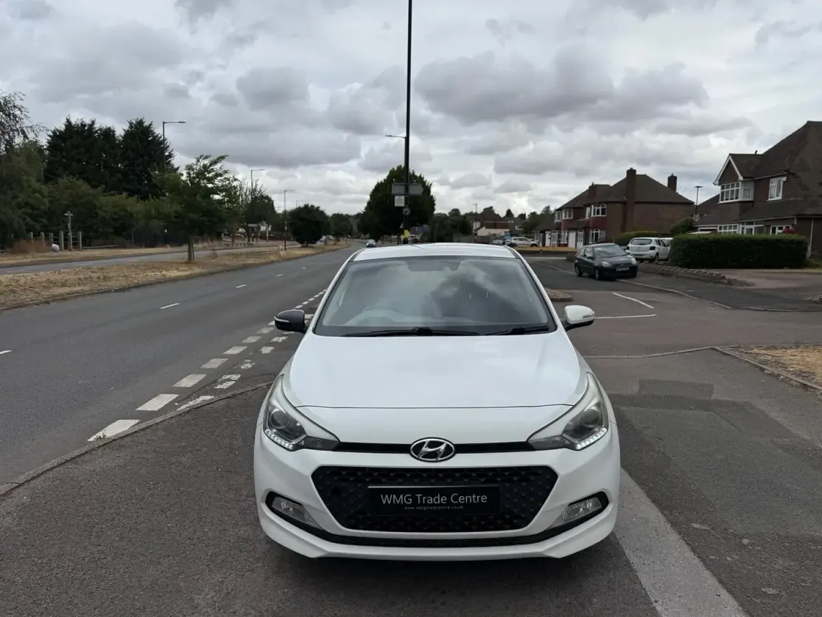 Used Hyundai i20 Premium 100 HP (73 kW) 2015 White Hatchback