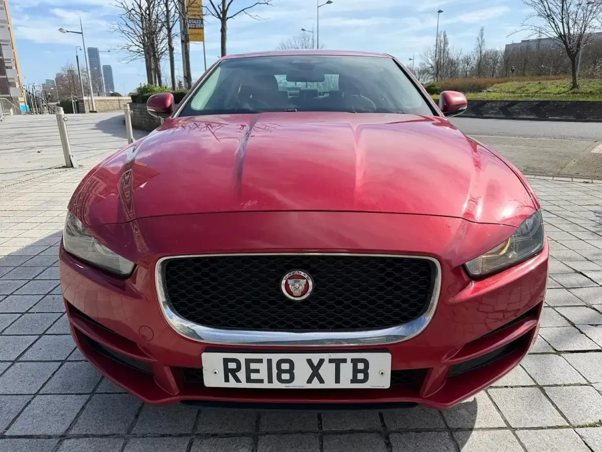 Gebraucht Jaguar XE SE 163 PS (119 kW) 2018 Rot Limousine