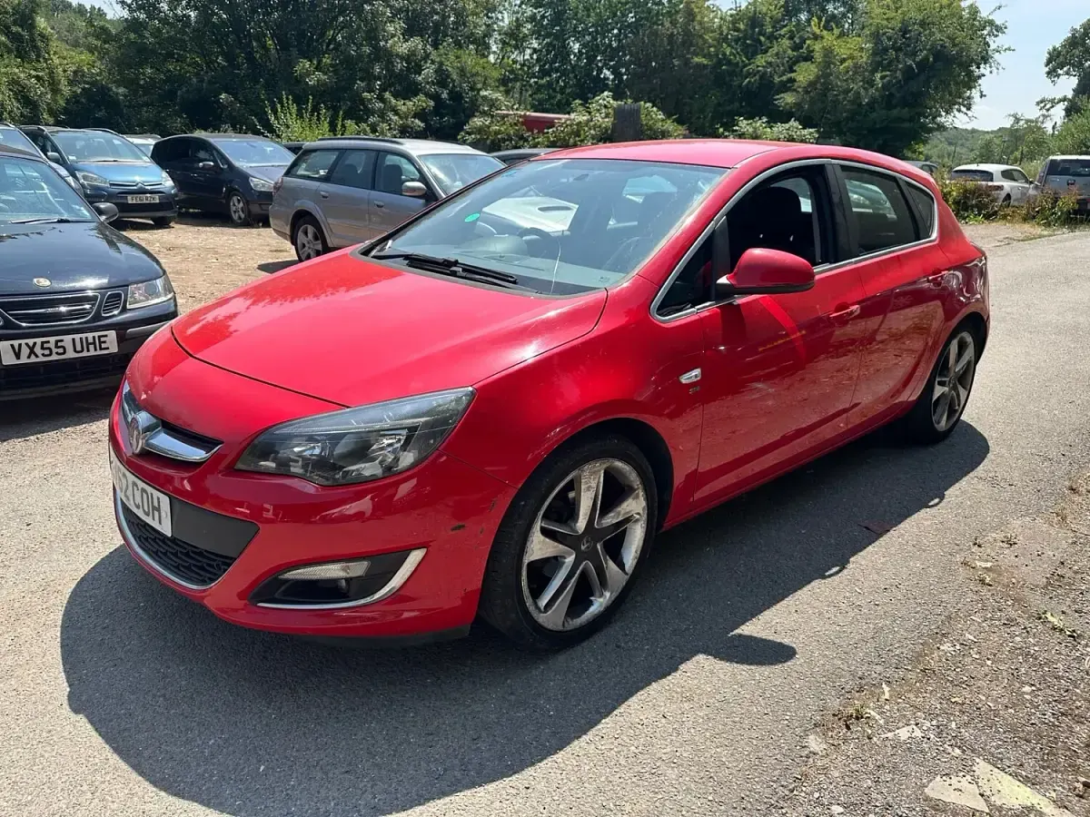 Used Vauxhall Astra SRi 140 HP (102 kW) 2013 Red Hatchback