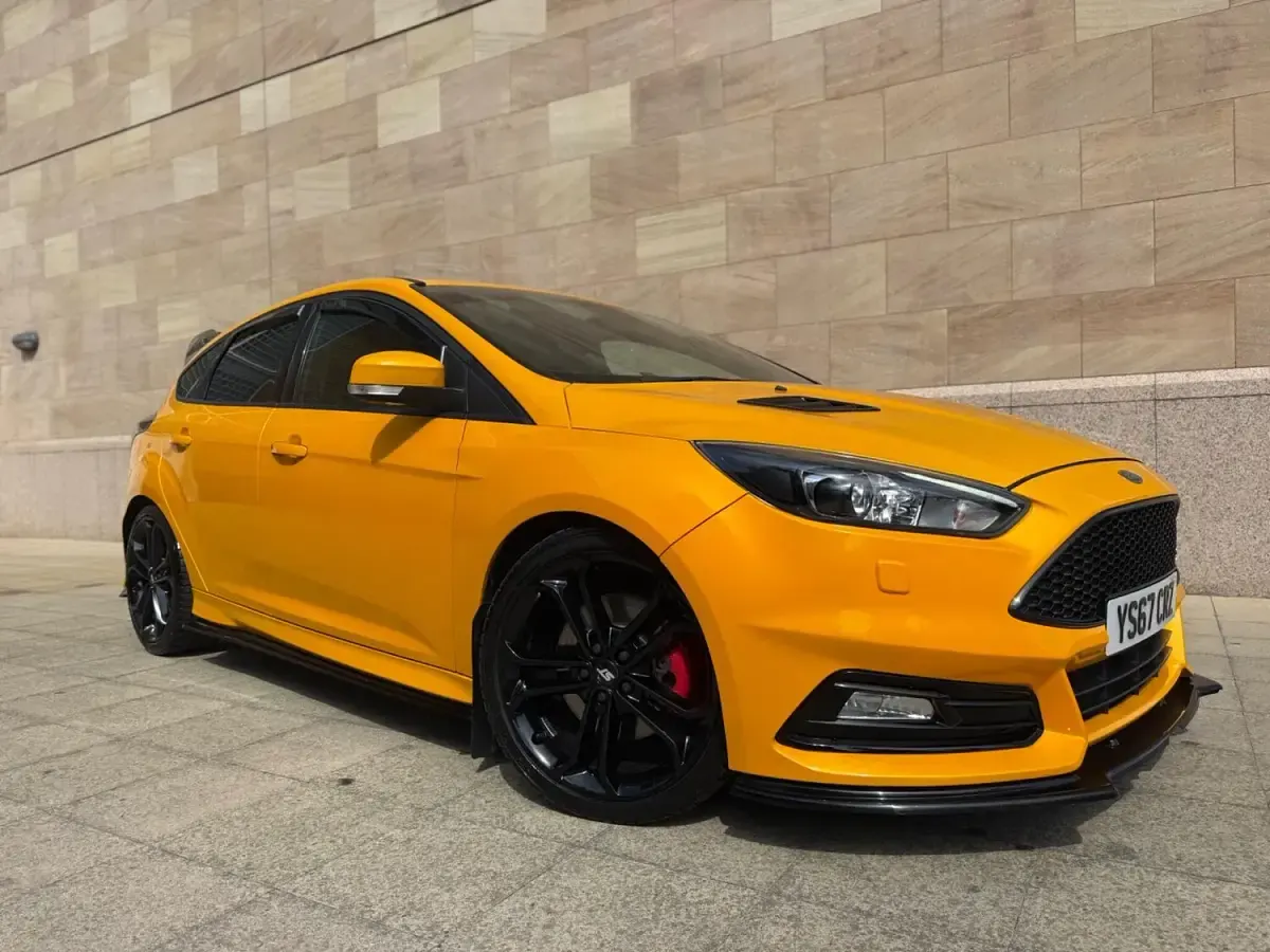 Used Ford Focus ST 250 HP (183 kW) 2017 Yellow Hatchback