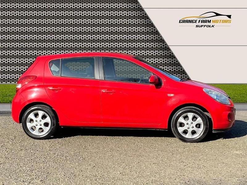 Used Hyundai i20 Comfort 77 HP (56 kW) 2009 Red Hatchback