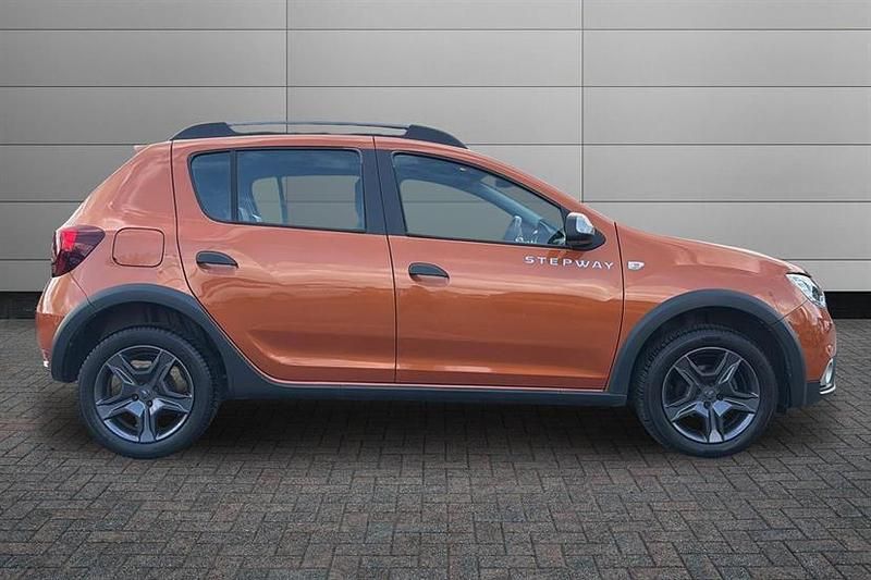 Begagnad Dacia Sandero Stepway 90 HK (66 kW) 2017 Orange Halvkombi