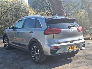 Begagnad Kia e-Niro 147 kW (201 HK) 2022 Grå SUV