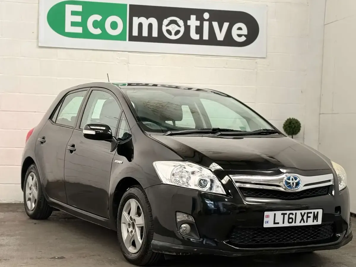 Used Toyota Auris Hybrid T4 136 HP (100 kW) 2011 Black Hatchback