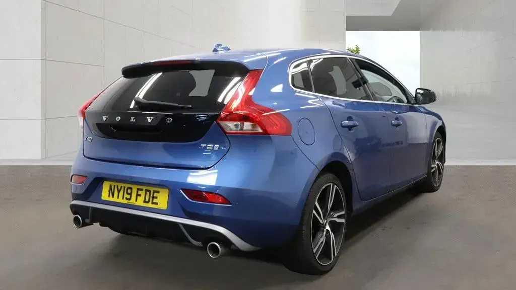 Used Volvo V40 R-Design 122 HP (89 kW) 2019 Blue Hatchback