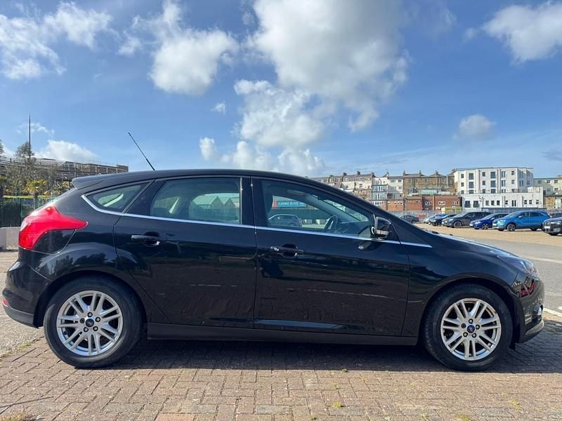 Begagnad Ford Focus Titanium 125 HK (91 kW) 2012 Svart Halvkombi