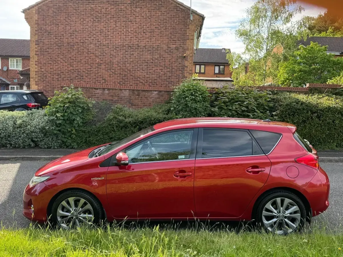 Usado Toyota Auris Hybrid 2015 Vermelho Citadino