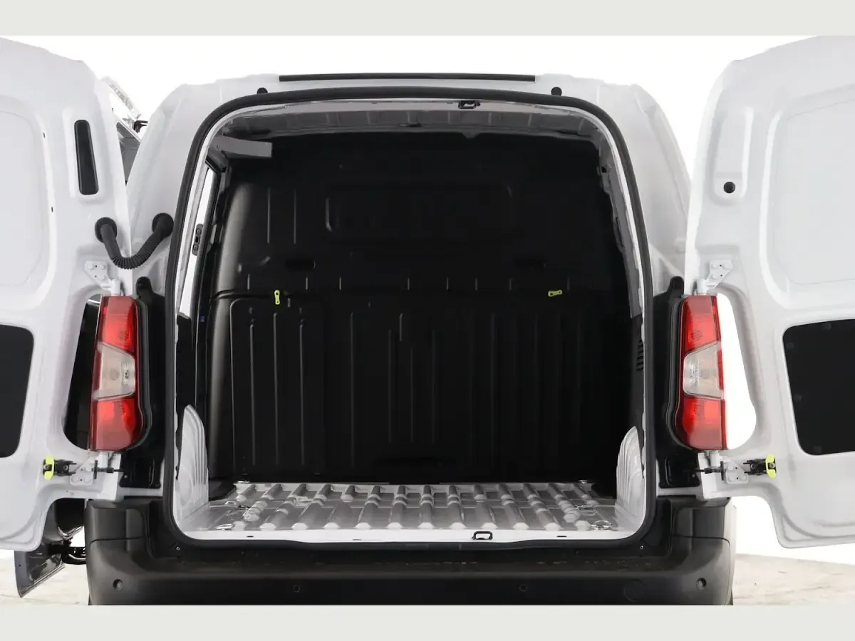 New Vauxhall Combo 100 HP (73 kW) 2025 White MPV
