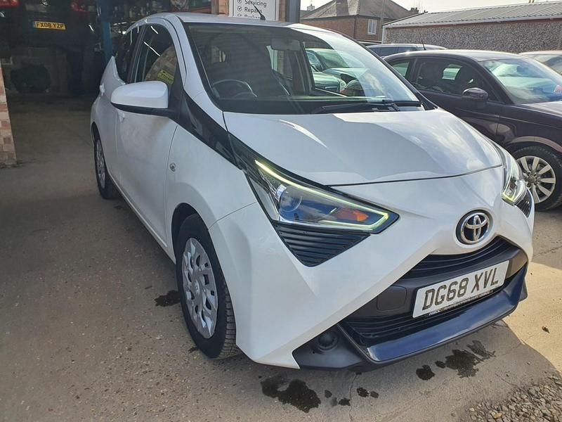 Used Toyota Aygo X-play 2018 White Hatchback