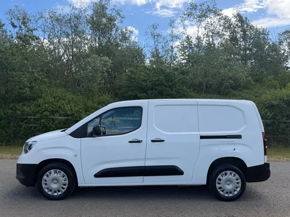 Used Vauxhall Combo 100 HP (73 kW) 2021 White MPV