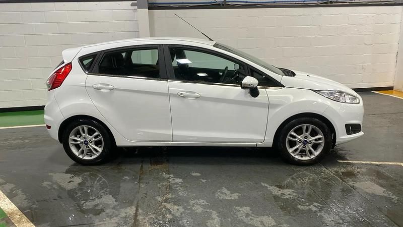 Used Ford Fiesta Zetec 100 HP (73 kW) 2015 White Hatchback