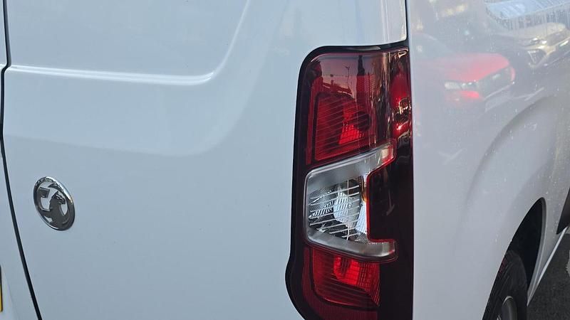 Used Vauxhall Combo 98 kW (134 HP) 2023 White MPV