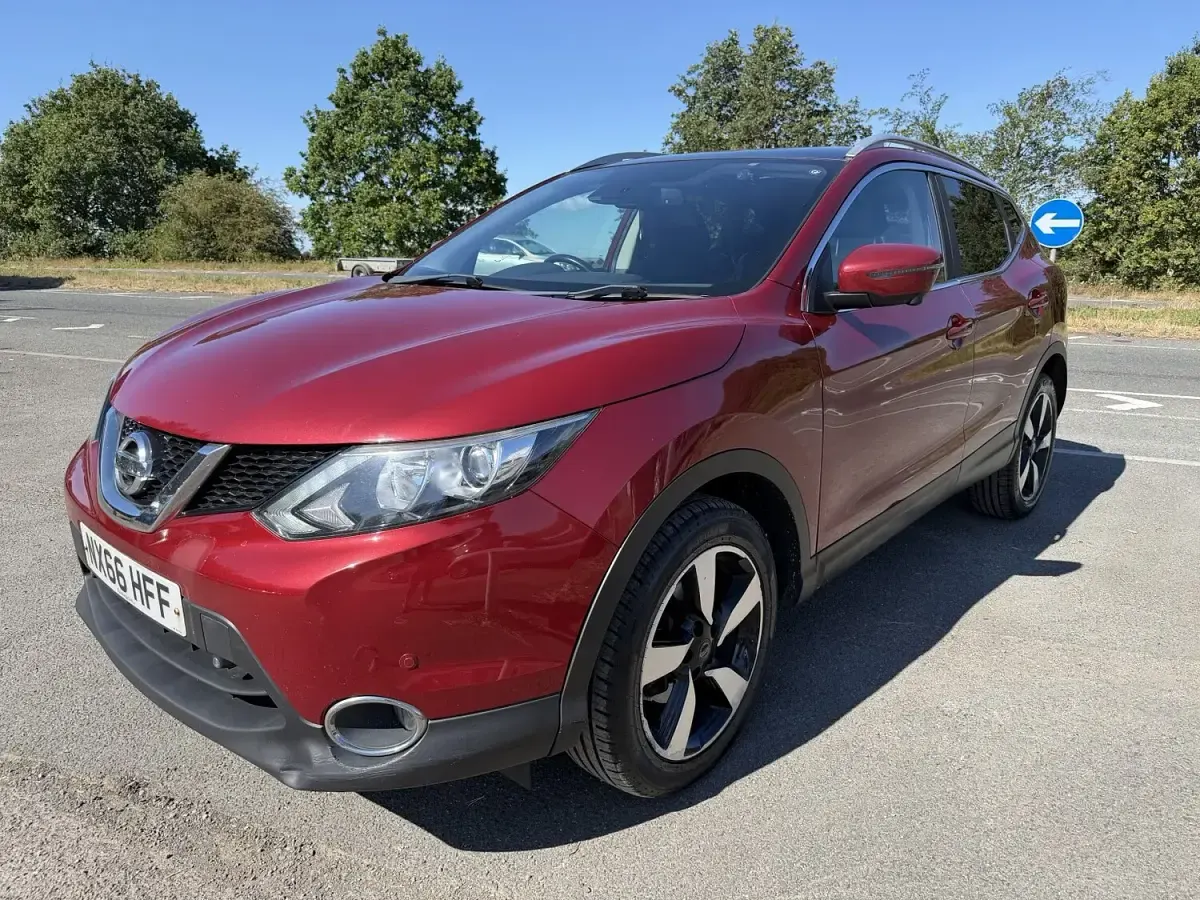 Used Nissan Qashqai N-Connecta 110 HP (80 kW) 2016 Red SUV
