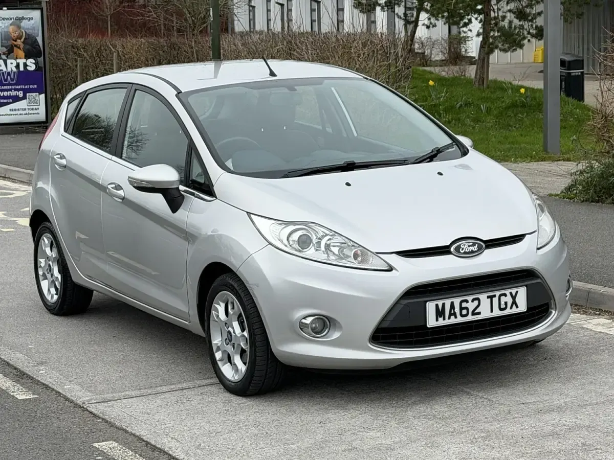 Używany Ford Fiesta Zetec 94 KM (69 kW) 2012 Srebrny Hatchback