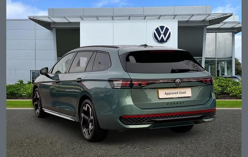 New VW Passat R-line 147 HP (108 kW) 2025 Green Estate