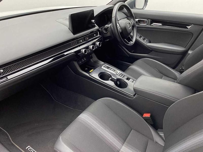 Begagnad Honda Civic Hybrid 143 HK (105 kW) 2022 Vit Halvkombi