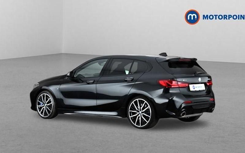 Begagnad BMW M135 306 HK (225 kW) 2024 Svart Halvkombi