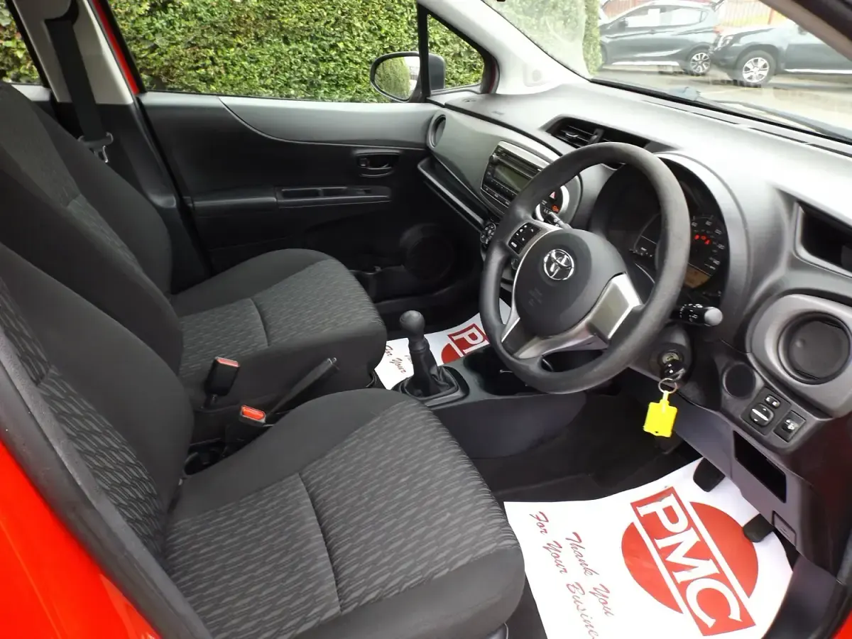 Used Toyota Yaris Active 69 HP (50 kW) 2014 Red Hatchback