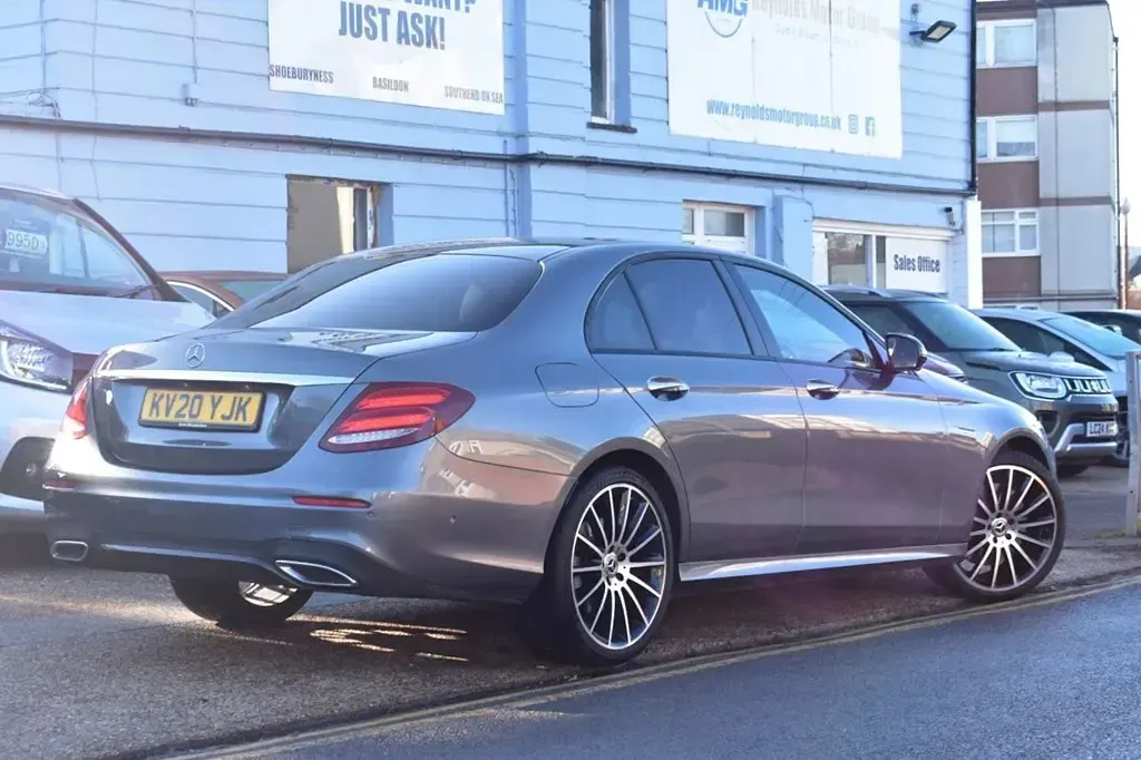 Usado Mercedes E350 AMG line 286 HP (210 kW) 2020 Cinzento Sedan