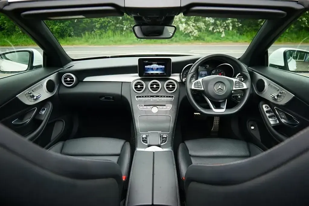 Second-hand Mercedes C300 AMG line 245 CP (180 kW) 2018 Alb Cabrio