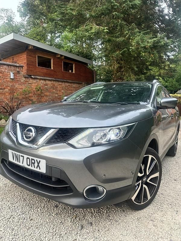 Grey Used 2017 Nissan Qashqai Tekna SUV | £6,875 (Good price) - Image 1/4