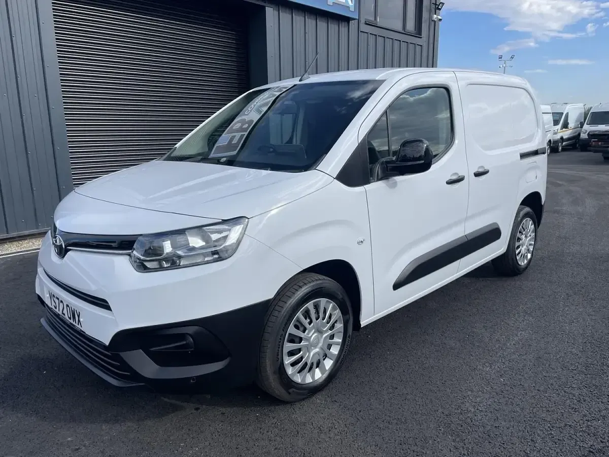 Used Toyota Proace 100 HP (73 kW) 2023 White MPV