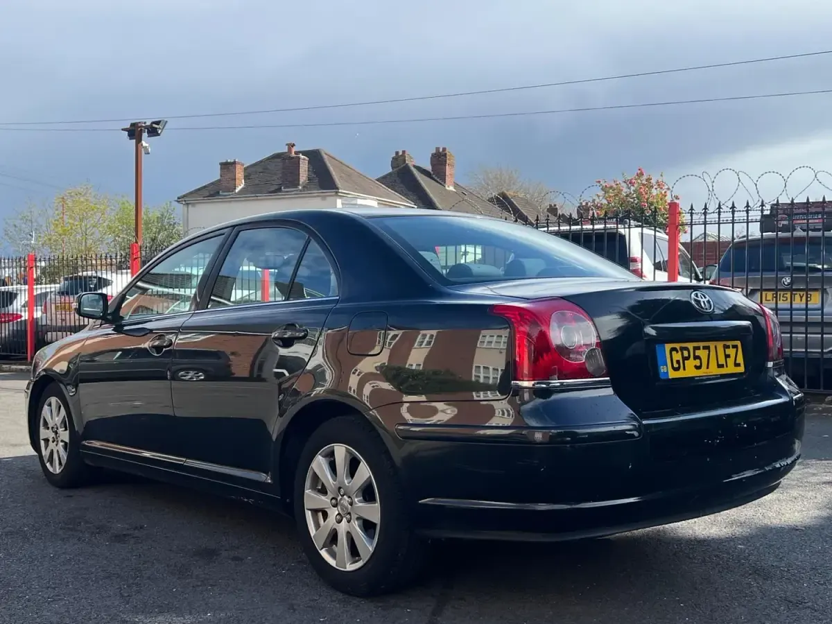 Usado Toyota Avensis 129 HP (94 kW) 2007 Preto Sedan