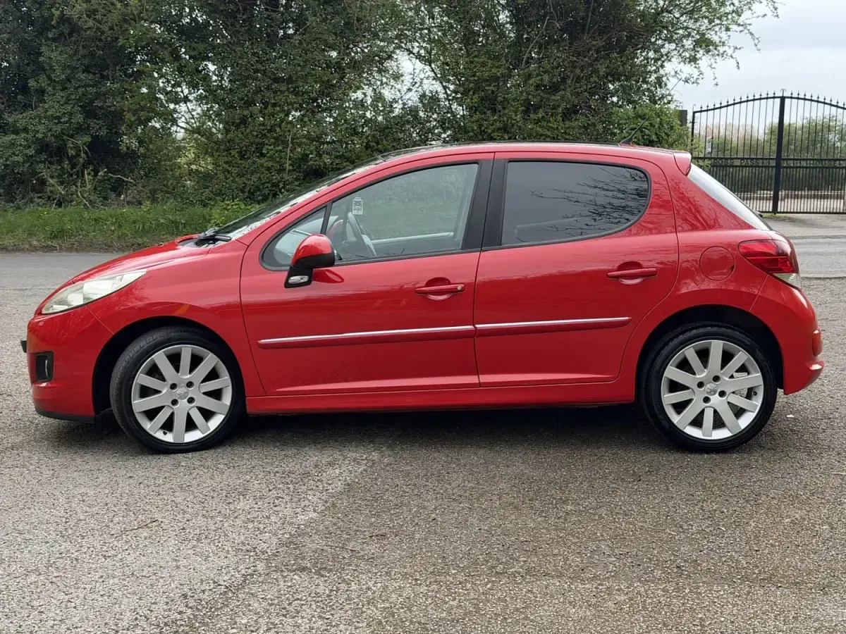 Begagnad Peugeot 207 Allure 92 HK (67 kW) 2011 Röd Halvkombi