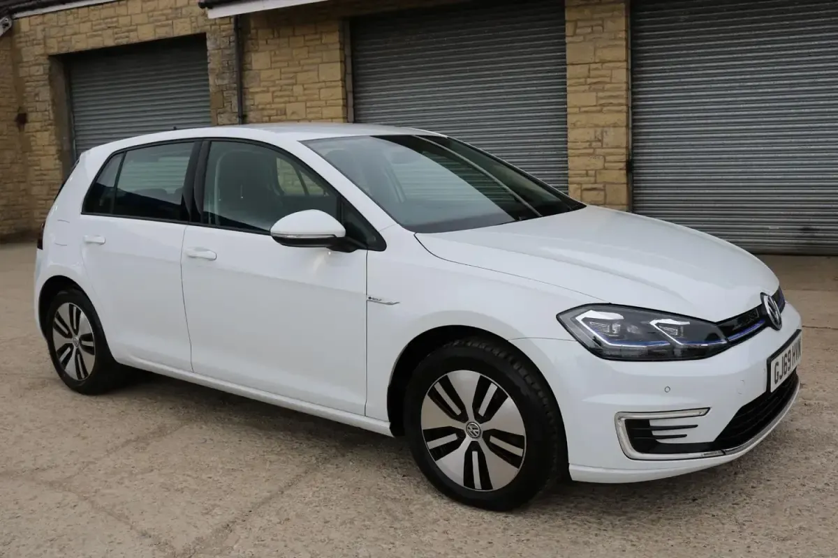 Begagnad VW e-Golf 99 kW (135 HK) 2019 Vit Halvkombi