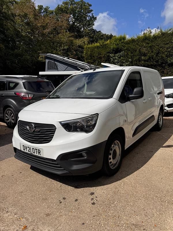 Second-hand Vauxhall Combo Edition 130 CP (95 kW) 2021 Alb Monovolum